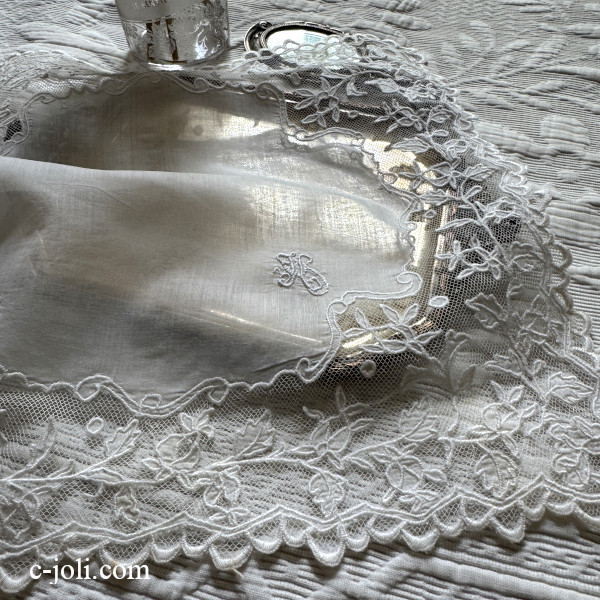 【パリ発送】E1218フランスアンティークリネン手刺繍ハンカチ　麻ローン＆アプリカシオン手刺繍＆チュールレース 33x30cm