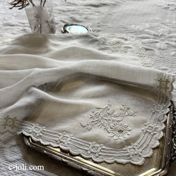 【パリ発送】E1222フランスアンティークリネン手刺繍ハンカチ　麻ローン地ホワイトワーク手刺繍 42x41cm