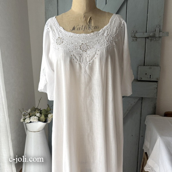 【日本発送】G-305 フランスアンティークコットンワンピース　カットワーク手刺繍コットン＆手刺繍モノグラム＆ニードルポイントレース 135cm