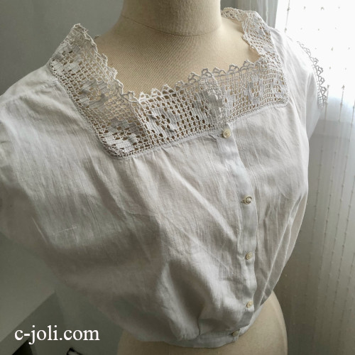 【パリ発送】G-349 フランスアンティークコットンキャミソール　貝ボタン付きコットン＆クロシェレース