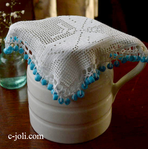 【日本発送】L-039　イギリスアンティークレースジャグカバー　蝶々＆ブルーガラスビーズ　