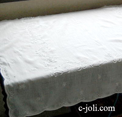 【日本発送】L-793　フランスアンティークコットンクロス　コーネリー刺繍 76x57cm