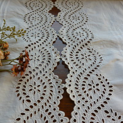 【日本発送】L1775　フランスアンティークレース/ボーダー　ホワイトワークカットワーク手刺繍リネンクロス 45x53cm