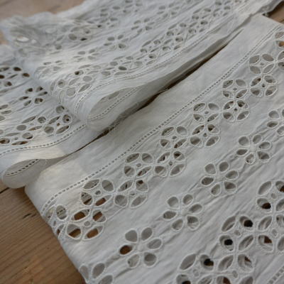 L1824 フランスアンティーク刺繍ホワイトワークパーツ 3枚
