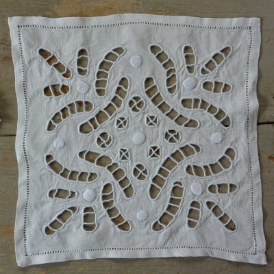 【日本発送】L2015　フランスアンティーク手刺繍パーツ1枚　カットワーク手刺繍リネンクロス