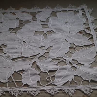 L2178　フランスアンティークレースクロス　カットワーク手刺繍リネン＆ニードルポイントレース 60x34cm