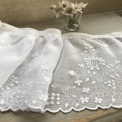 L2270  フランスアンティークレーストリム/テープレース/ボーダーレース　幅広リネンローン＆ホワイトワーク刺繍レース 1m68