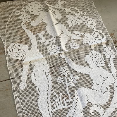 L2385 フランスアンティークレースクロス　天使柄ハンドワークリネンフィレレース　ホワイト　31x40cm