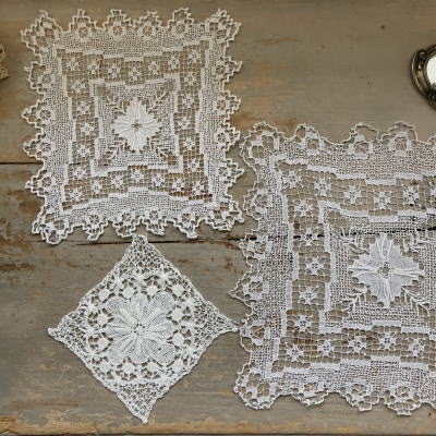 L2439 フランスアンティークレースパーツ　ハンドワークリネンフィレレース3枚