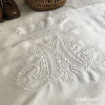 【パリ発送】L2485 フランスアンティークリネンクロス/ハギレ/刺繍パーツ　ホワイトワーク手刺繍モノグラムリネン 70x39cm