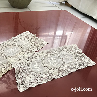 【パリ発送】L2500 フランスアンティークノルマンディーレース　ホワイトワーク手刺繍コットンローン＆レースマット2枚 29x14cm