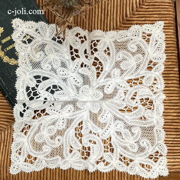 【パリ発送】L2567 イタリアアンティークボビンレースクロス　19世紀ミラノレース　24.5x24cm