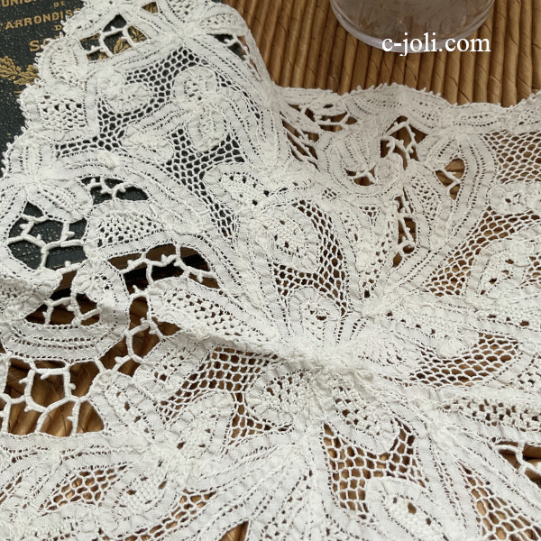 【パリ発送】L2568 イタリアアンティークボビンレースクロス　19世紀ミラノレース　24x24cm