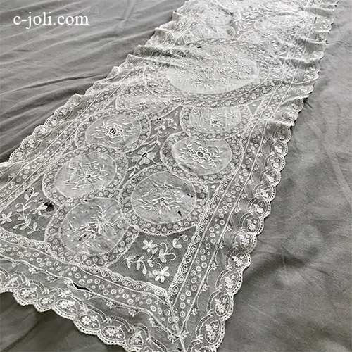 【パリ発送】L2628 フランスアンティークノルマンディーレーステーブルランナー　ホワイトワーク手刺繍コットンローン＆マシーンレースマット  41x118cm