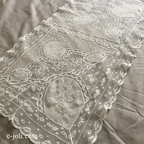 【パリ発送】L2673 フランスアンティークノルマンディーレースランナー　ホワイトワーク手刺繍コットンローン&マシーンレース 82x47cm