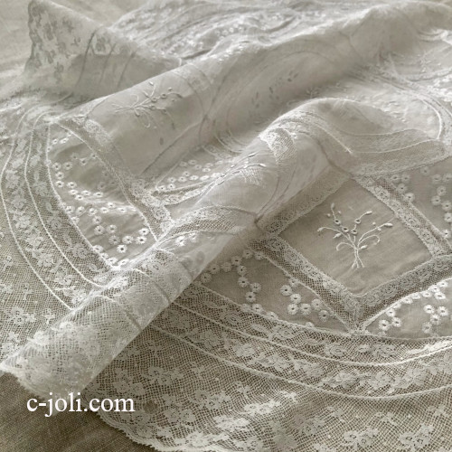 【パリ発送】L2751 フランスアンティークノルマンディーレース　ホワイトワーク手刺繍リネンローン＆ヴァランシエンヌレースマット 直径64cm