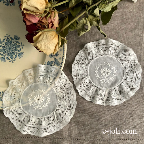 【パリ発送】L2796  フランスアンティークノルマンディーレース　ホワイトワーク手刺繍リネンローン＆レースドイリー２枚