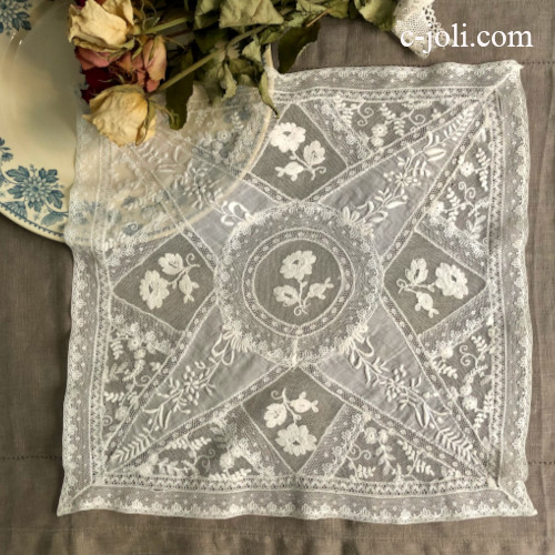 【パリ発送】L2800  フランスアンティークノルマンディーレース　ホワイトワーク手刺繍コットンローン＆レースマット 33x33cm