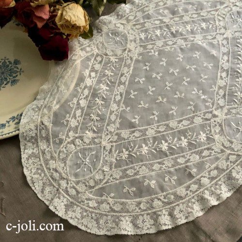 【パリ発送】L2801  フランスアンティークノルマンディーレース　ホワイトワーク手刺繍リネンローン＆レースマット 46x33cm