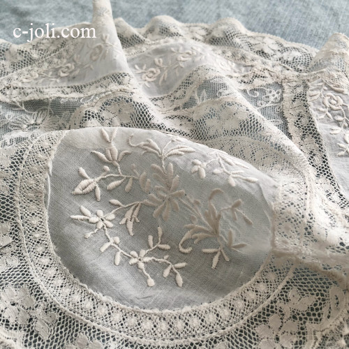 【パリ発送】L2828 フランスアンティークノルマンディーレース　ホワイトワーク手刺繍コットンローン＆ヴァランシエンヌレースマット 38x37cm