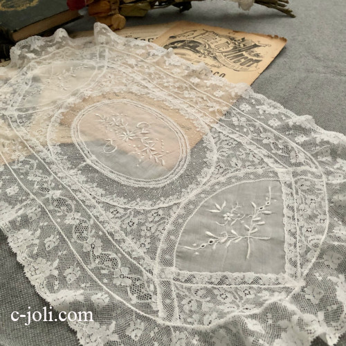 【パリ発送】L2886 フランスアンティークノルマンディーレース　ホワイトワーク手刺繍リネンローン＆ヴァランシエンヌレースマット 53x30cm