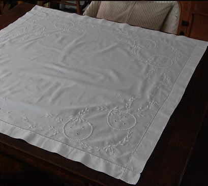 【日本発送】T-569　英国アンティークテーブルクロス85x86　マシーン刺繍コットン