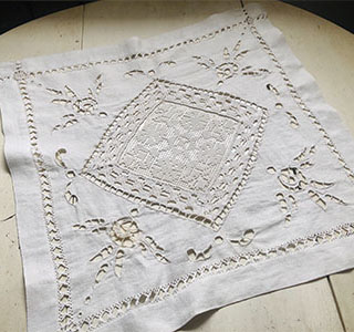 T-629　フレンチアンティークリネン　手刺繍&ハンドワークフィレレーステーブルマット