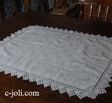 【日本発送】T-659　イギリスアンティークリネン　ダマスク織リネン＆クロシェレーステーブルマット67cm