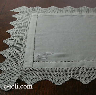 【日本発送】T-660　イギリスアンティークリネン　手刺繍モノグラム＆リネン＆クロシェレーステーブルマット70cm