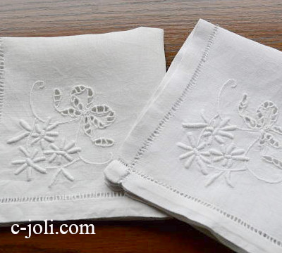【日本発送】T1173　フランスアンティークリネンテーブルナプキン/ハンカチ2枚　カットワーク手刺繍リネン