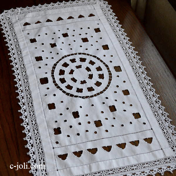 【日本発送】T1182 フランスアンティークリネンテーブルマット　カットワーク手刺繍＆リネン