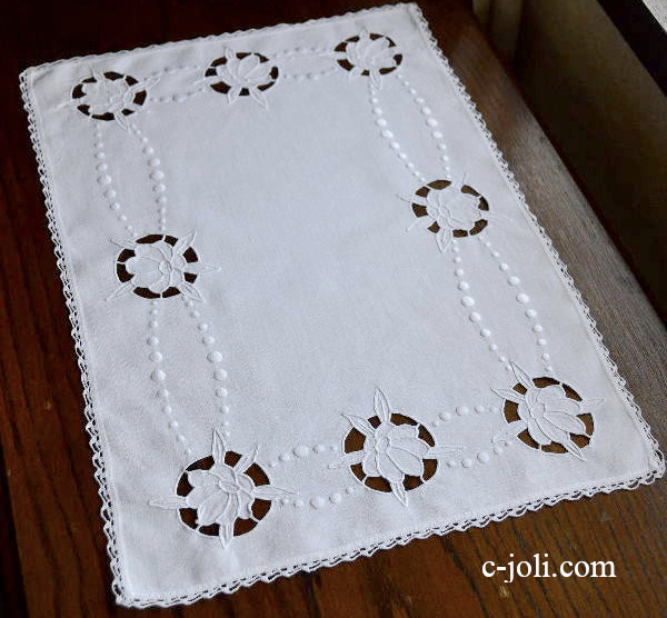 【日本発送】T1184 フランスアンティークリネンテーブルマット　カットワーク手刺繍