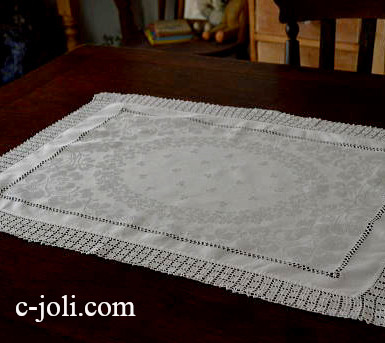 【日本発送】T1248　イギリスアンティークコットンテーブルマット66x46cm　ダマスク織コットン＆クロシェレース