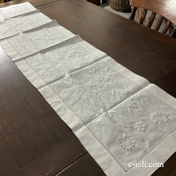 【日本発送】T1281　イギリスアンティークリネンテーブルランナー　マシーン刺繍リネン 1m34