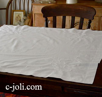 【日本発送】T1284　イギリスアンティークコットンテーブルクロス　マシーン刺繍コットン 87x85cm