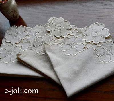 【日本発送】T1304  イギリスアンティークコットン　手刺繍テーブルナプキン3枚