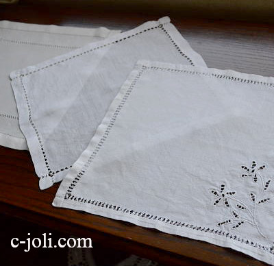 【日本発送】T1327　フランスアンティークリネンドイリー/ハンカチ3枚　手刺繍リネンクロス