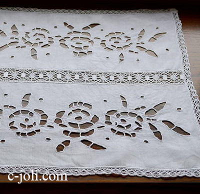【日本発送】T1354　フランスアンティークリネンテーブルマット　カットワーク手刺繍リネン＆レース