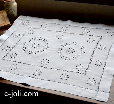 【日本発送】T1386　フランスアンティークリネンテーブルマット　カットワーク手刺繍リネン