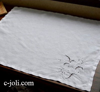 【日本発送】T1403　フランスアンティークリネンテーブルマット　手刺繍リネンクロス