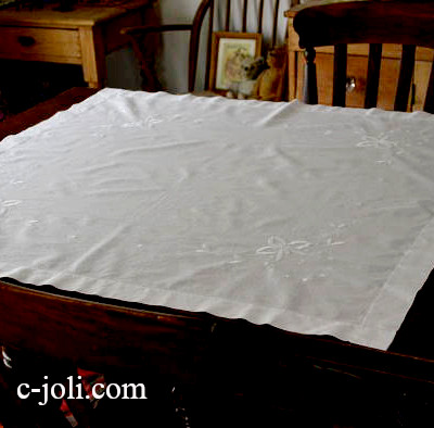 【日本発送】T1557　イギリスアンティークコットンテーブルクロス　マシーン刺繍コットン 89x89cm