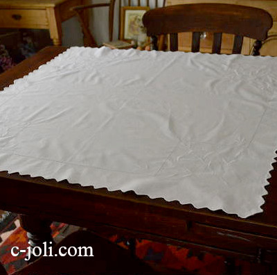 【日本発送】T1558　イギリスアンティークコットンテーブルクロス　マシーン刺繍コットン 87x86cm