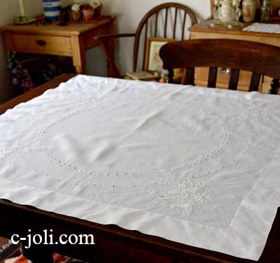 【日本発送】T1559　イギリスアンティークリネンテーブルクロス　マシーン刺繍リネン 90x87cm