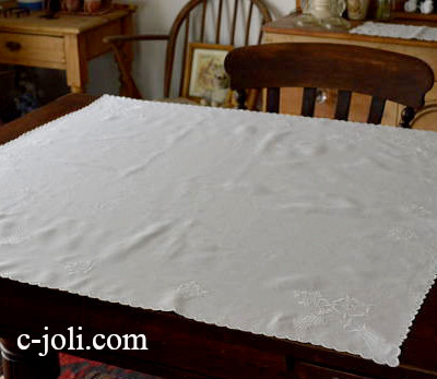 【日本発送】T1560　イギリスアンティークコットンテーブルクロス　マシーン刺繍コットン 90x88cm