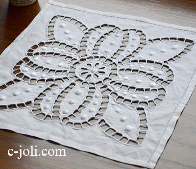 【日本発送】T1577　フランスアンティークリネンテーブルマット　カットワーク手刺繍リネン 25x24cm