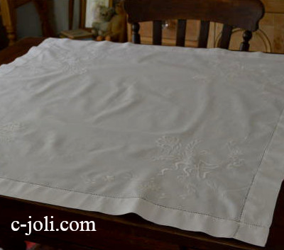 【日本発送】T1649　イギリスアンティークリネンテーブルクロス　マシーン刺繍リネン 87x86cm