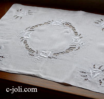 【日本発送】T1708　フランスアンティークリネンテーブルマット49x38.5cm　カットワーク手刺繍リネン