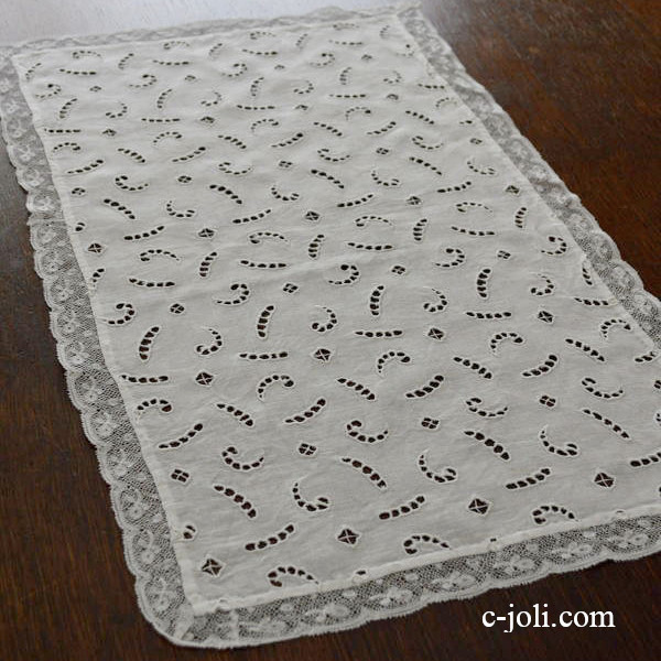 【日本発送】T1709　フランスアンティークリネンテーブルランナー　カットワーク手刺繍リネン＆レースクロス 65x39cm