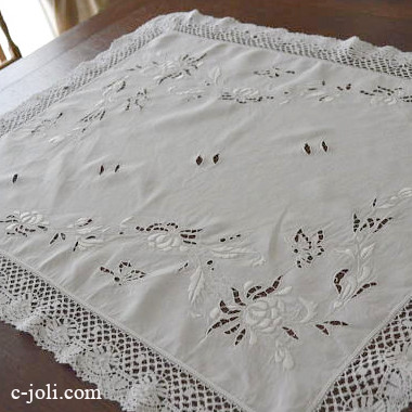 【日本発送】T1712　フランスアンティークリネンテーブルセンター　カットワーク手刺繍リネンローン＆レースクロス 77x60cm
