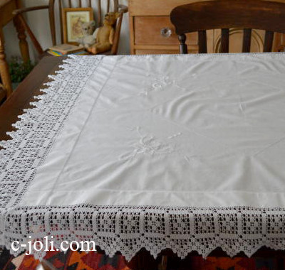 【日本発送】T1791　イギリスアンティークテーブルクロス　クロシェレース＆マシーン刺繍コットンクロス 113x113cm